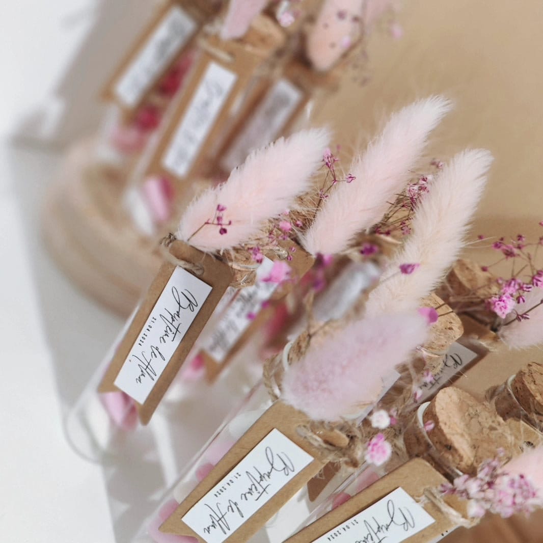 Cadeau invité mariage chic – éprouvette avec ruban kraft et fleurs séchées
