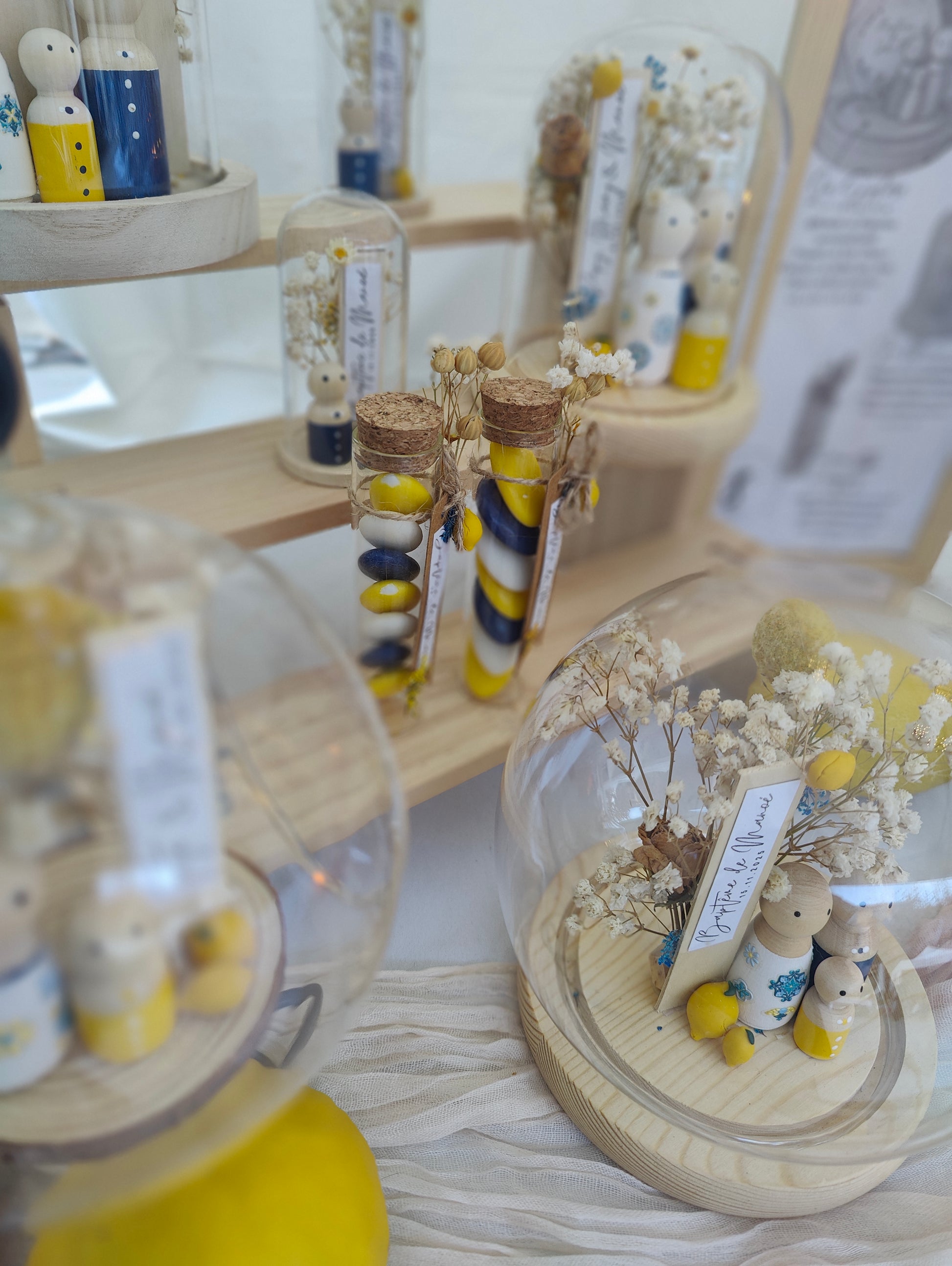 alt="Cloche en verre décoration Dolce Vita avec citrons et fleurs séchées – souvenir élégant"