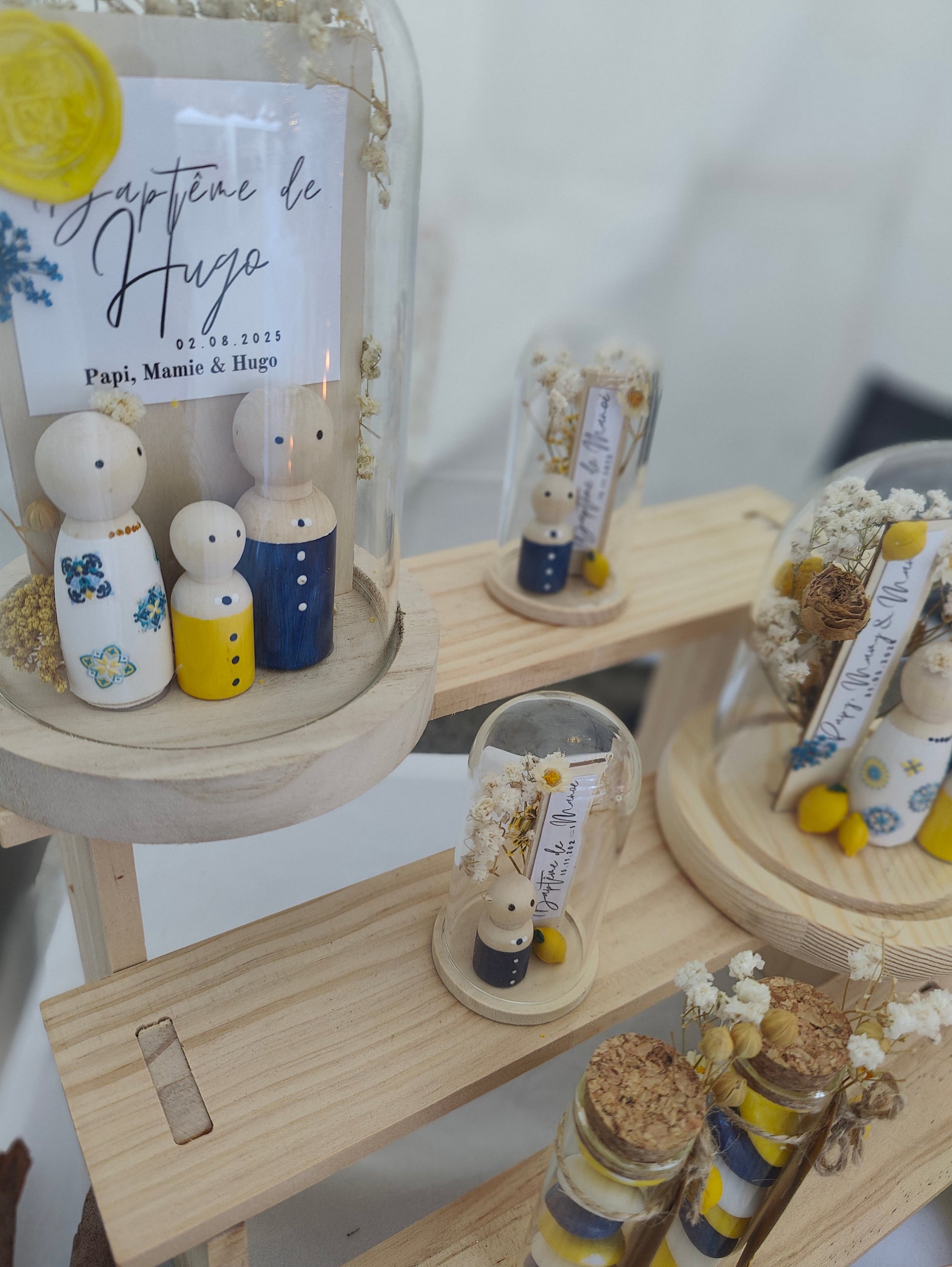 alt="Cloche en verre personnalisée Dolce Vita citron avec figurines en bois peintes à la main – création artisanale SoElya"