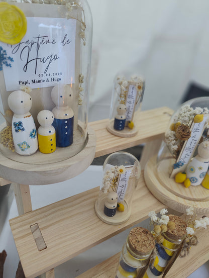 alt="Cloche en verre personnalisée Dolce Vita citron avec figurines en bois peintes à la main – création artisanale SoElya"