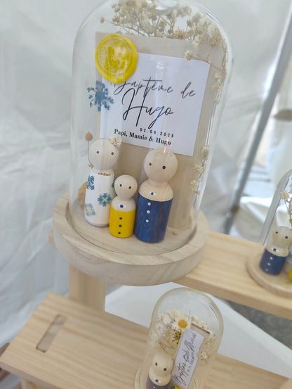 alt="Figurines en bois sous cloche en verre Dolce Vita – souvenir baptême décoration méditerranéenne"