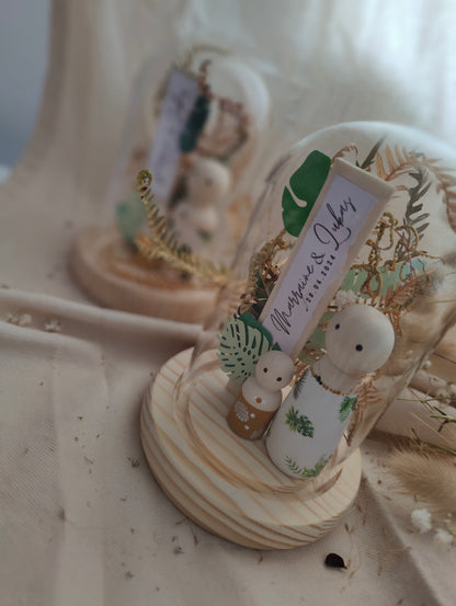 alt="Mini cloche en verre personnalisée thème jungle avec figurines en bois – création artisanale SoElya"