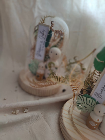 alt="Mini cloche en verre décoration jungle avec base en bois naturel"