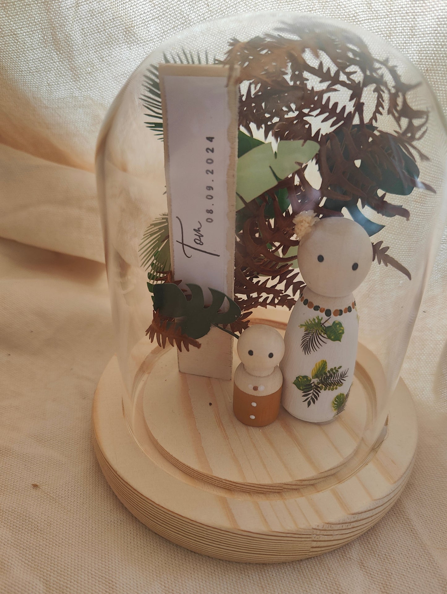 alt="Petite cloche en verre personnalisée thème jungle avec figurines en bois – création artisanale SoElya"