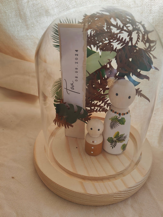 alt="Petite cloche en verre personnalisée thème jungle avec figurines en bois – création artisanale SoElya"