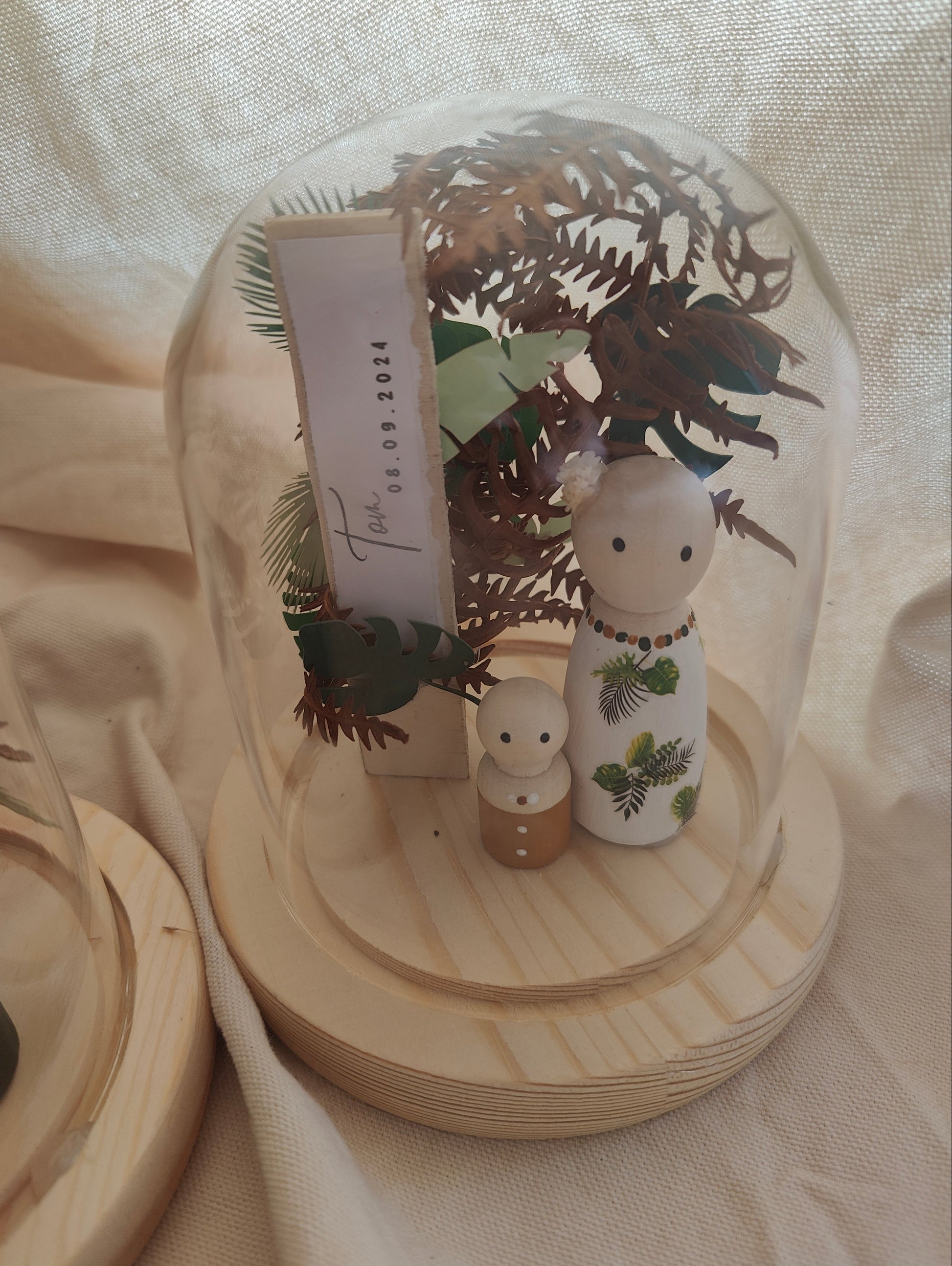 alt="Petite cloche en verre décoration jungle avec base en bois naturel – cadeau personnalisé"