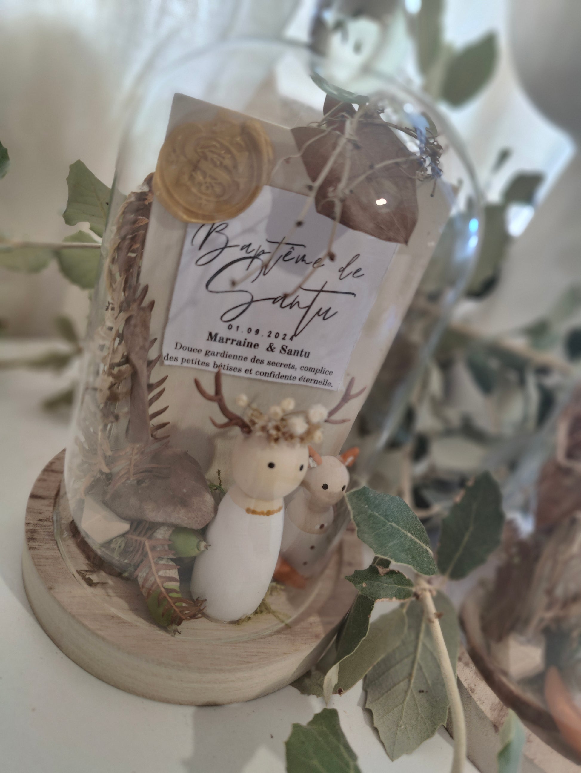alt="Cloche en verre personnalisée thème forêt avec figurines en bois cerf et renard – création artisanale SoElya"