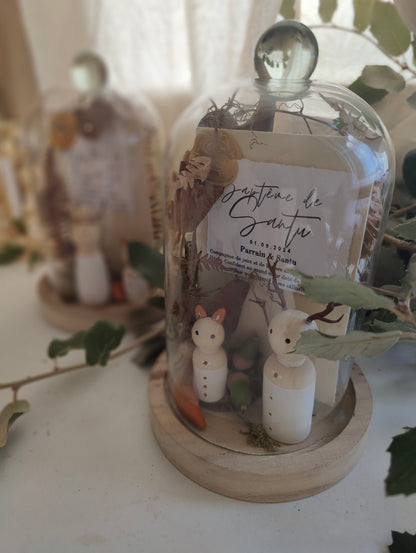 alt="Cloche en verre décorative thème forêt avec décor naturel et base en bois"