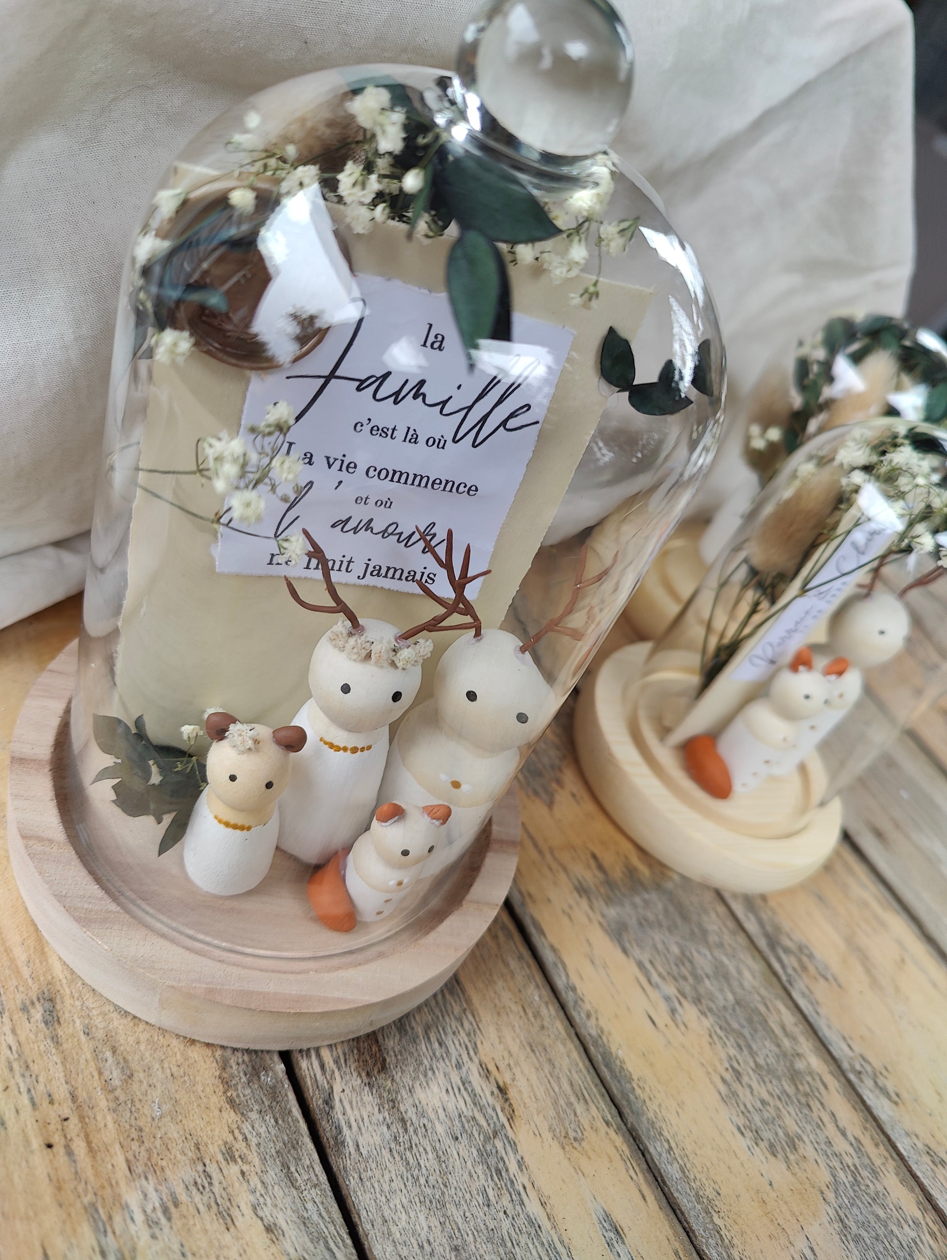 alt="Figurines en bois cerf et renard sous cloche en verre décor forêt – souvenir artisanal SoElya"
