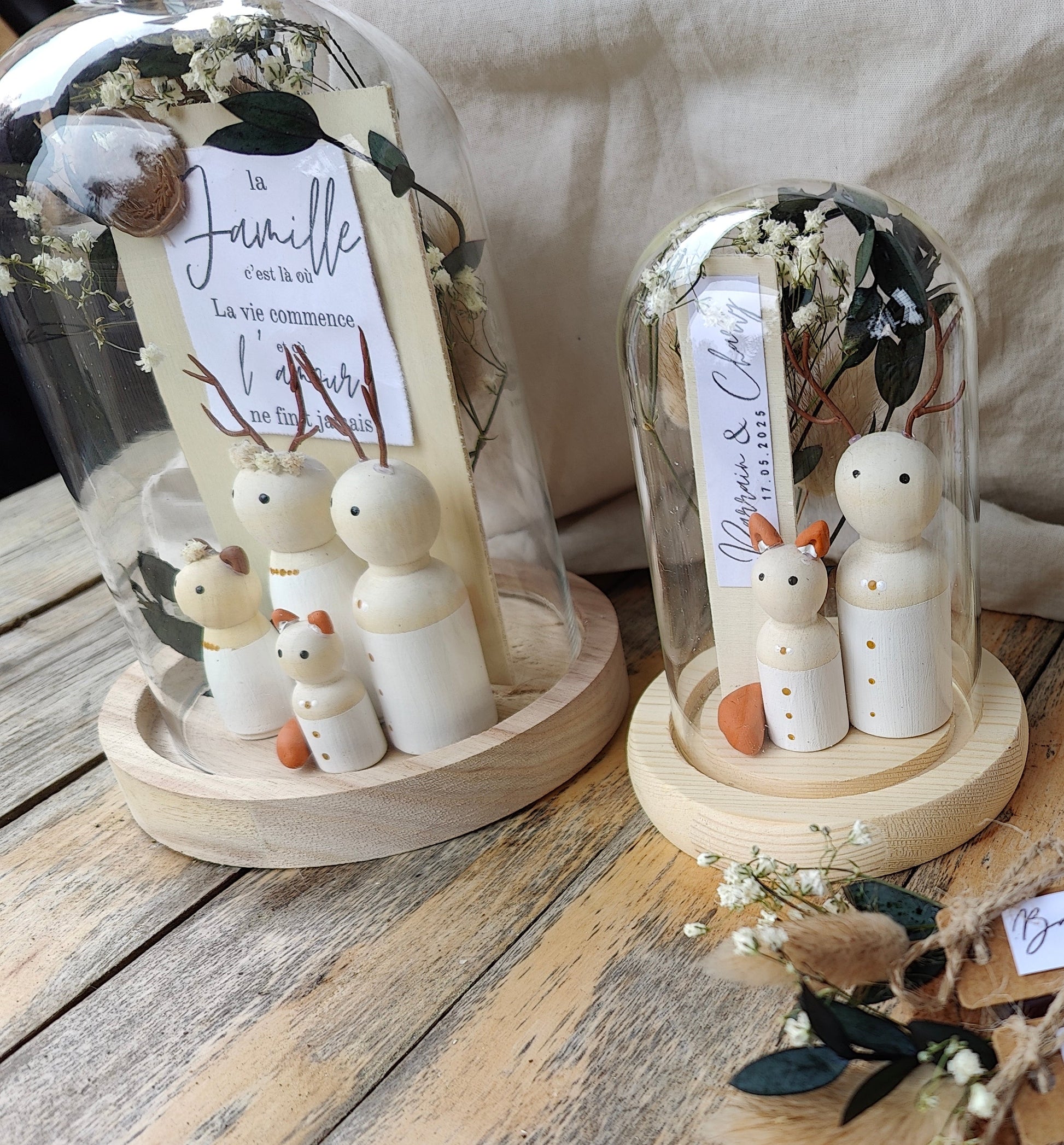 alt="Cloche en verre personnalisée décor forêt avec étiquette personnalisable – cadeau original"