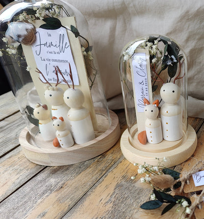 alt="Cloche en verre personnalisée décor forêt avec étiquette personnalisable – cadeau original"