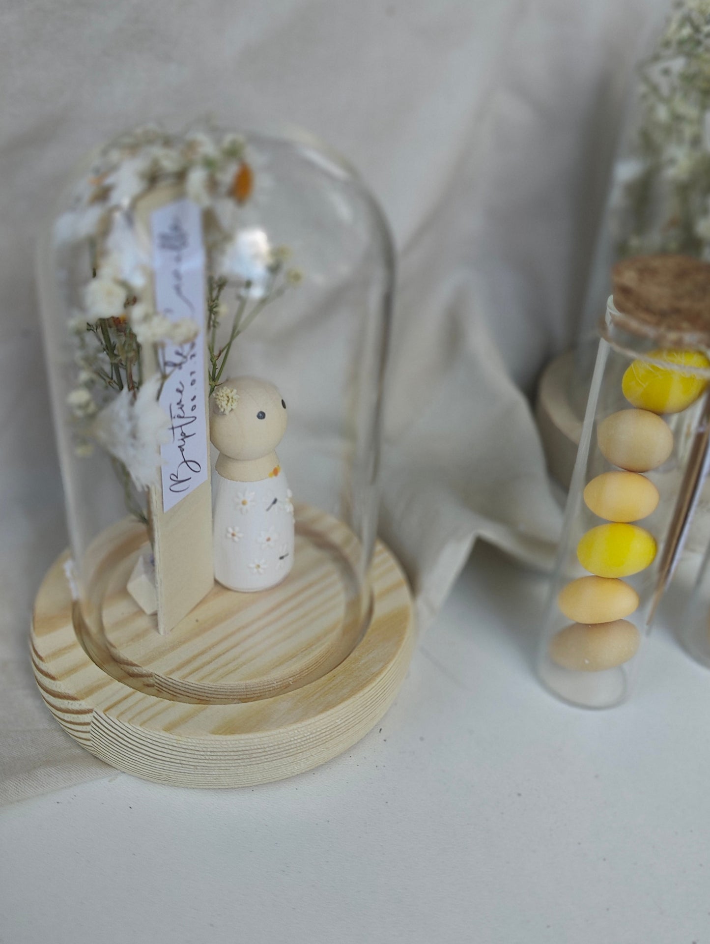 alt="Mini cloche en verre décoration marguerites – cadeau personnalisé SoElya"
