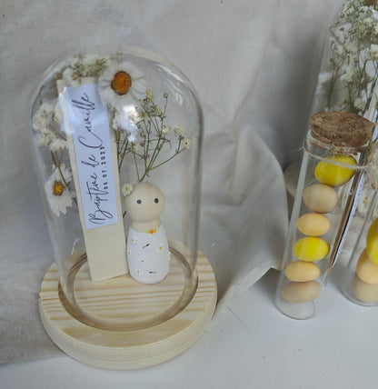 alt="Mini cloche en verre personnalisée décor marguerites avec figurines en bois – création artisanale SoElya"
