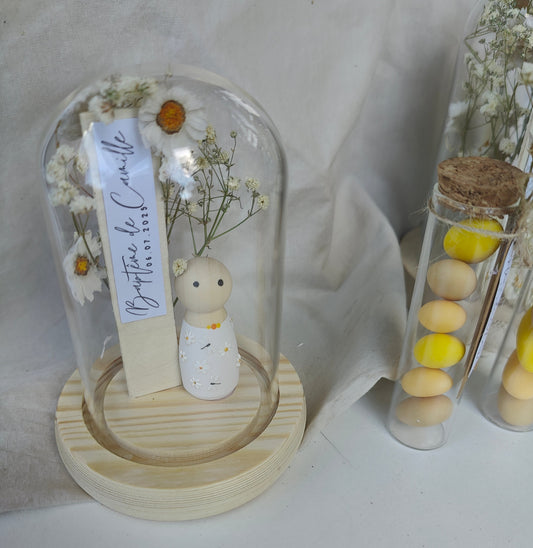 alt="Mini cloche en verre personnalisée décor marguerites avec figurines en bois – création artisanale SoElya"