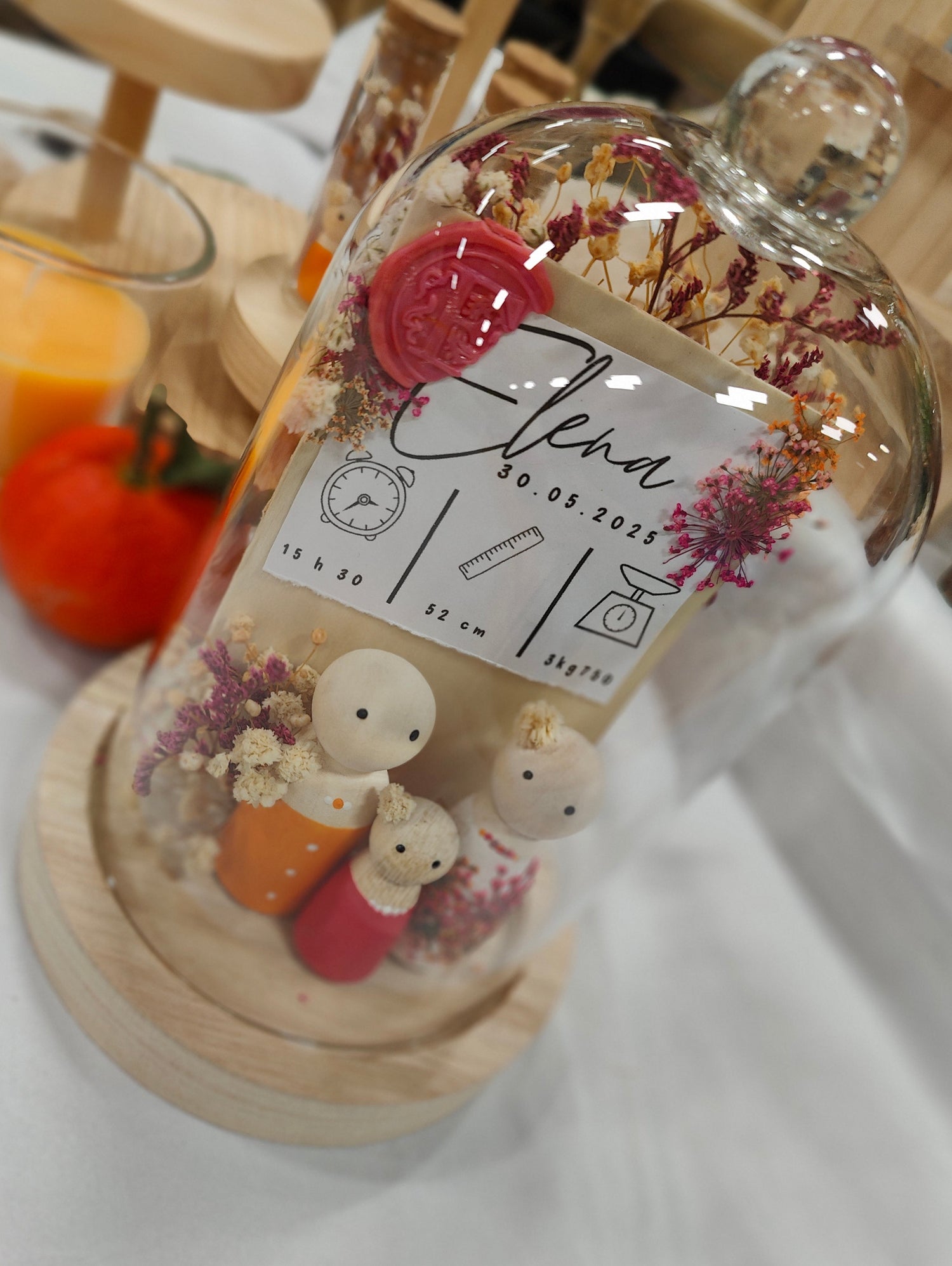 alt="Cloche en verre personnalisée Dolce Vita Colorée avec figurines en bois peintes à la main – création artisanale SoElya"