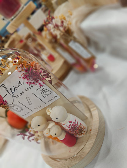 alt="Figurines en bois sous cloche en verre Dolce Vita Colorée – cadeau personnalisé naissance ou baptême"