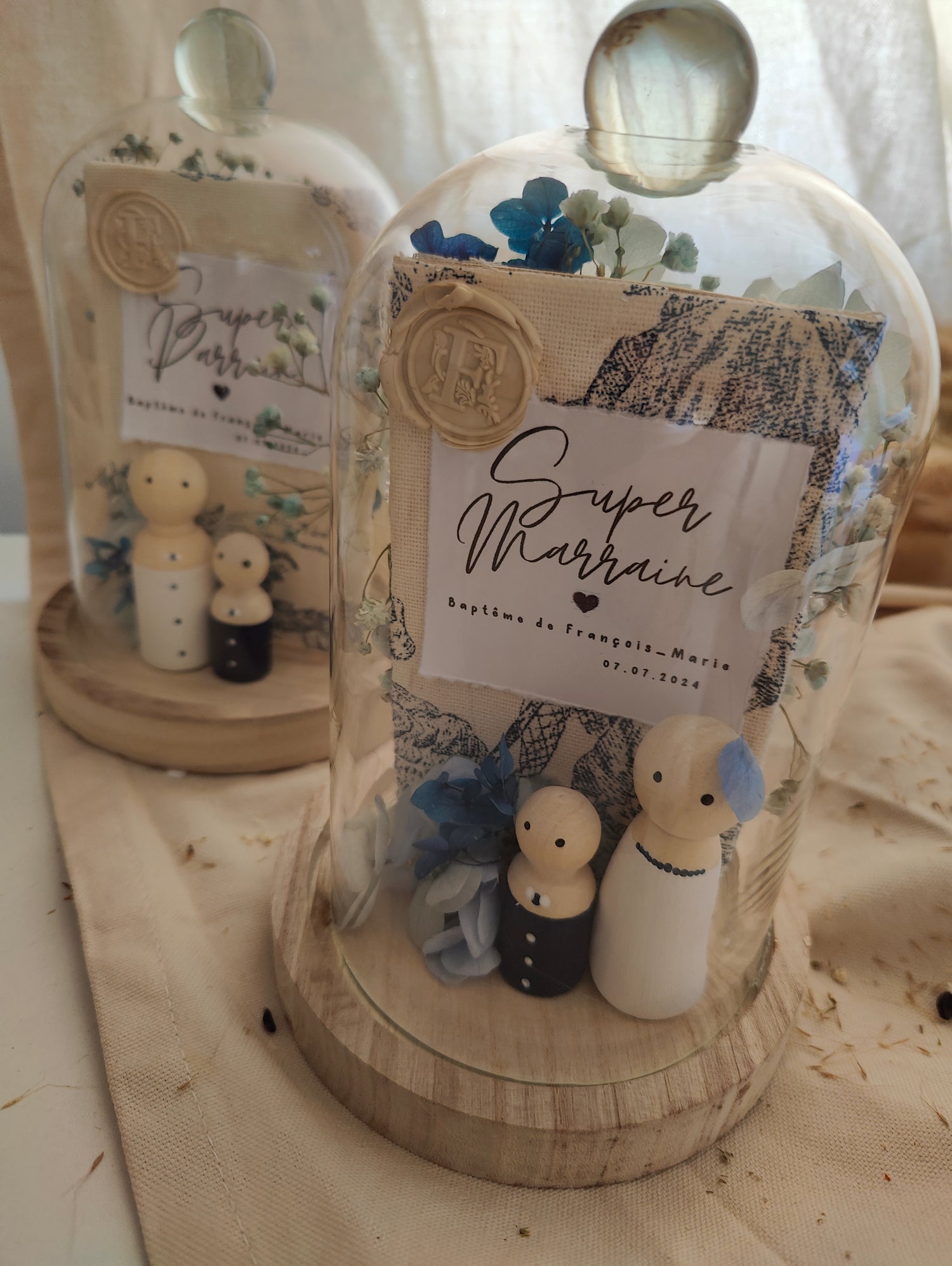 alt="Cloche en verre personnalisée Toile de Jouy avec figurines en bois peintes à la main – cadeau de baptême SoElya"