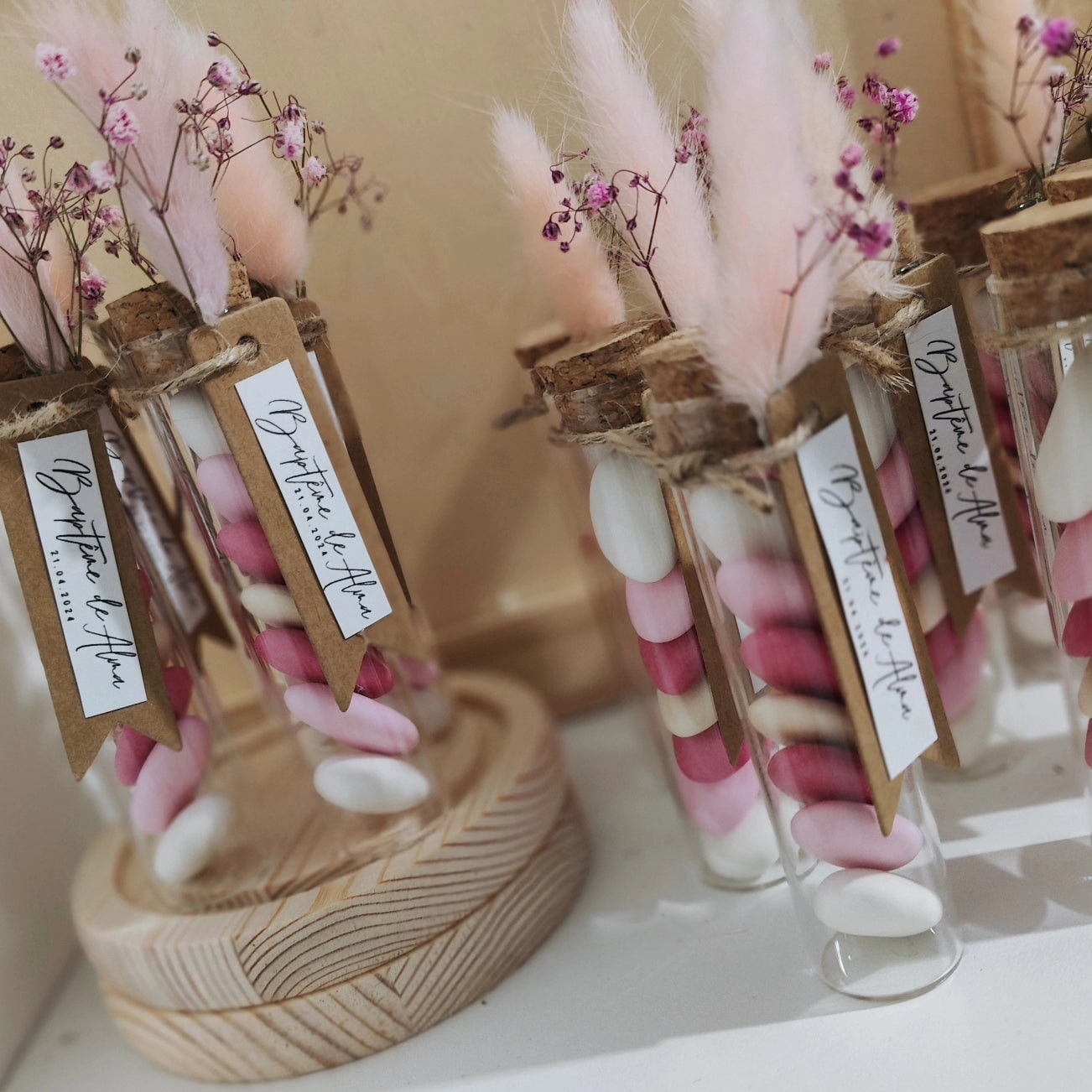 Éprouvette de dragées personnalisée avec fleurs séchées pour baptême